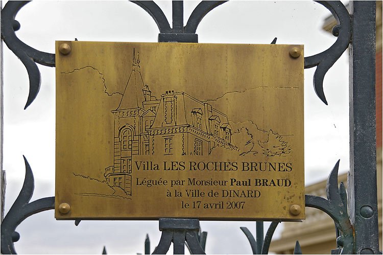 plaqueapposelentredelavilla.jpg